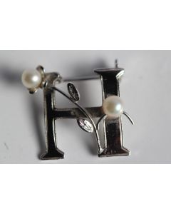 Broche argent et perles lettre H