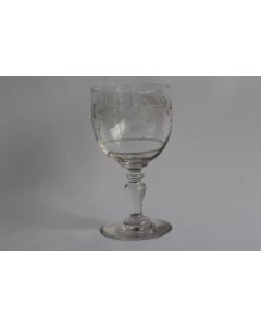 Verre à pied cristal gravé feuilles de chêne monogramme A. P.