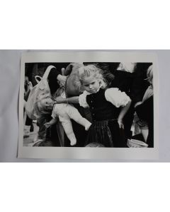 Photographie d'art JAN NEUMAN Petite fille et poupée Islande