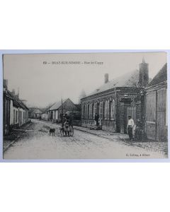 CPA Somme Bray-sur-Somme Rue de Cappy Voiture à chien