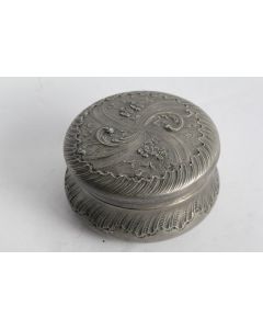 Boite métal argenté repoussé XIXe siècle