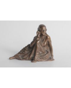 Femme nue sous sa robe bronze érotique