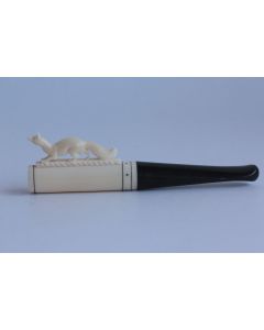 Ancien fume cigarette sculpté loutre ou renard