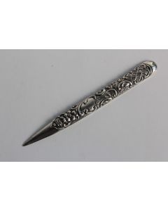 Instrument de manucure argent anglais