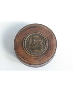 Boite ronde bois médaillon cuivre Marquise de Sévigné