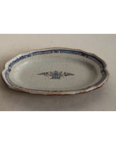 Plat cul noir faïence Rouen panier fleuri XVIIIe siècle