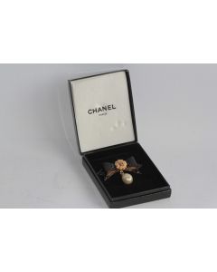 CHANEL Broche émaillée Ruban au Camélia
