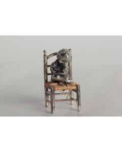 Sculpture miniature argent Enfant sur une chaise