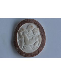 Médaillon corne sculptée Couple érotique