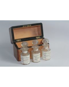 Ancien coffret flacons à parfums Wilhelm Rieger Francfort