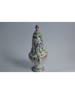 Saupoudreuse porcelaine Chantilly XVIIIe siècle décor chinois