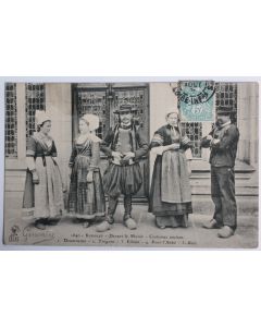CPA Finistère Keriolet Devant le Musée Costumes anciens
