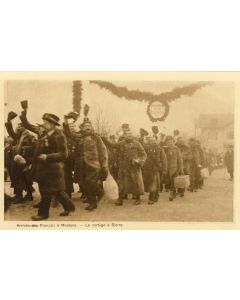 CPA Militaria Arrivée Régiment troupes Français à Montana Cortège Sierre