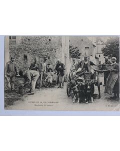 CPA Scènes de la Vie Normande Marchands de Moules Voiture à chien