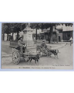 CPA Vendôme Place d'Armes En attendant les Taxis Voiture à chien