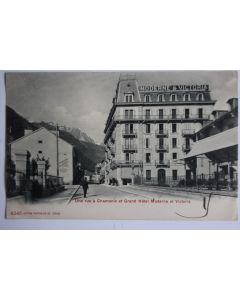 CPA Une rue à Chamonix et Grand Hôtel Moderne et Victoria Haute-Savoie