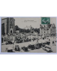 CPA Ille-et-Vilaine Dinard La sortie de la Messe Automobiles