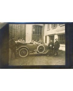 CPA AUTOMOBILE ancienne devant le garage Militaria Militaire