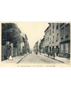 CPA 69 Rhône Givors Rue Victor Hugo animée
