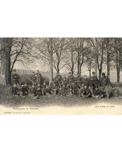 CPA Militaria Soldats Suisse Une halte en forêt Ruhepause im Schatten