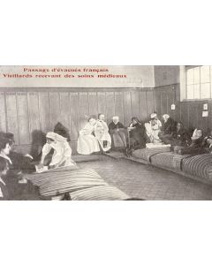 CPA Militaria Guerre Passage d'évacués français Vieillard recevant des soins médicaux