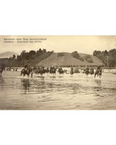 Carte Postale ancienne Cavalerie traversant une rivière
