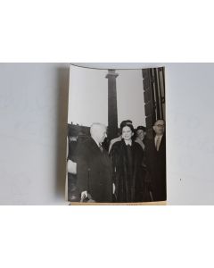 Photo Charlie Chaplin et Oona Place Vendôme Paris 1952 Interpress