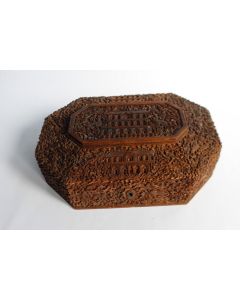 Ancienne boite asiatique en bois sculpté