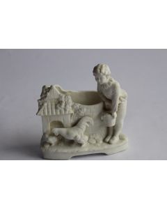 Porcelaine biscuit Petit vase enfant et poule