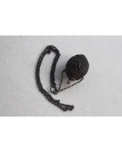 Petit flacon en noix de corozo sculptée Empire
