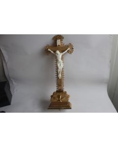 Christ en croix bois doré et platre dur XIXe siècle