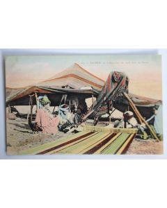 Carte postale ancienne Fabrication des tapis dans un Douar Algérie