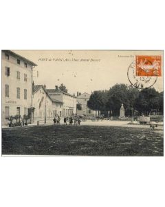 CPA 01 Ain Pont de Vaux - Place Amiral Decourt