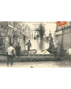 CPA 25 DOUBS Besançon Inondations 1910 Rue de la boucherie Place Révolution Passeurs en barques