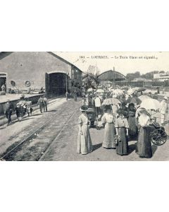 CPA 65 HAUTES PYRENEES LOURDES Le Train Blanc est signalé- Chemin de fer Tenues d’Époque animé
