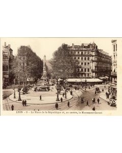 CPA 69 RHONE LYON La Place de la République et Monument Carnot très animé Grande pharmacie Lyonnaise