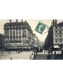 CPA 69 RHONE LYON La Rue de la République Café Restaurant La Paix animé