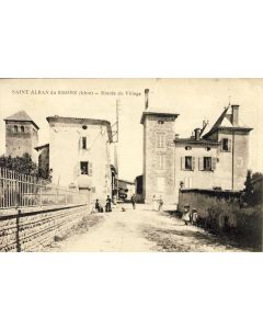 CPA 69 Rhône Saint Alban du Rhône Entrée du petit village animé