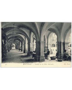 CPA 82 TARN ET GARONNE MONTAUBAN Arcades de la Place Nationale