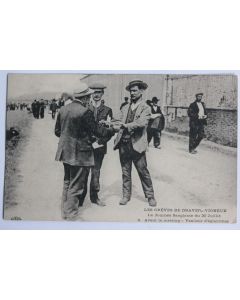 CPA Grèves de Draveil-Vigneux Journée sanglante Vendeur d'églantines