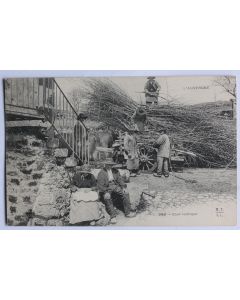 CPA L'Auvergne Cour rustique