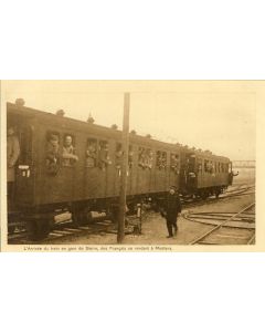 CPA Militaria Arrivée du train en gare Sierre Régiment Français Montana
