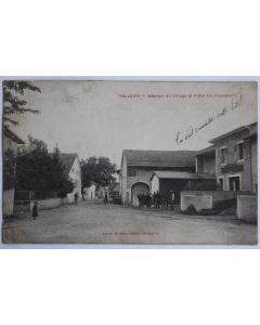 CPA Valleiry Intérieur du Village et Hôtel des Voyageurs