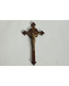 Christ sur croix bois ajouré et métal