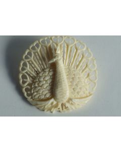 Broche Paon corne sculptée
