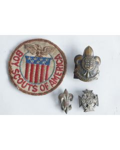 Quatre anciennes insignes Scout USA Hongrie Pologne