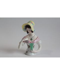 Demi figurine porcelaine Femme à la capeline
