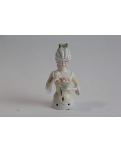 Demi figurine porcelaine Marquise au panier de roses