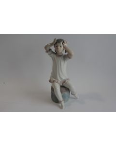 LLADRO Figurine porcelaine Jeune fille se coiffant
