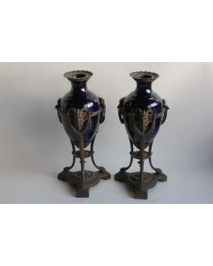 Paire vases porcelaine bleue Satyres bronze 